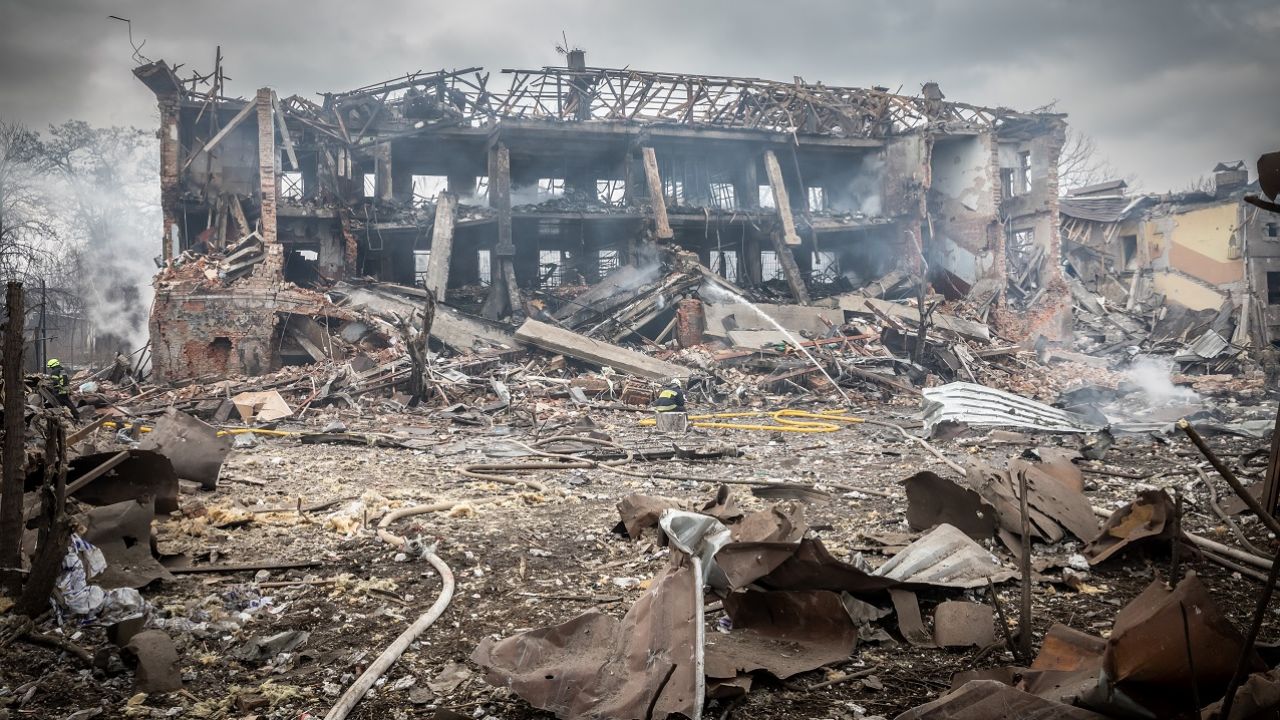 Wartość udokumentowanych zniszczeń mieszkań i infrastruktury wynosi 95 mld dolarów (fot. Vojtech Darvik Maca / Shutterstock.com)