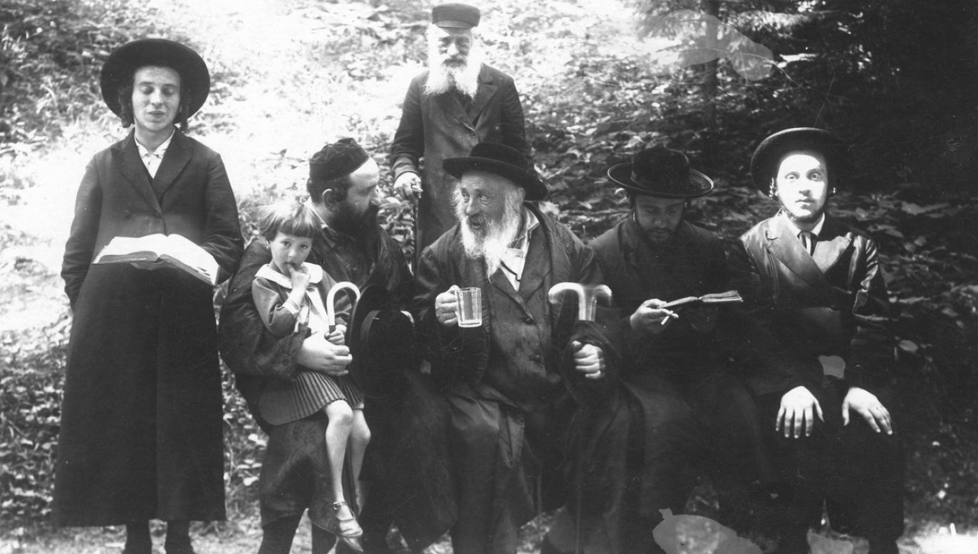 Tzadik of Żmigród Halbersztand surrounded by his secretaries during his stay in the spa town of Truskawiec Zdrój, 1929. Photo: NAC/IKC, Ref. no.: 1-R-1021