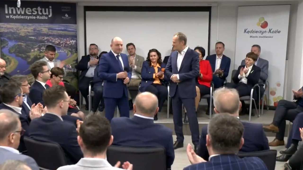 Robert Węgrzyn i Donald Tusk w Kędzierzynie-Koźlu (fot. TVP Info)