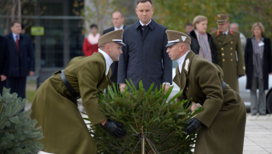 Prezydent Duda (C) na cmentarzu Rakoskeresztur złożył wieniec pod Pomnikiem Rewolucji '56 (PAP/Jacek Turczyk)