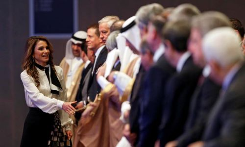 Jordańska królowa Rania wita się z uczestnikami sesji poświęconej Bliskiemu Wschodowi i Afryce Północnej podczas Światowego Forum Ekonomicznego w 2017 roku. Fot. Reuters/ Muhammad Hamed