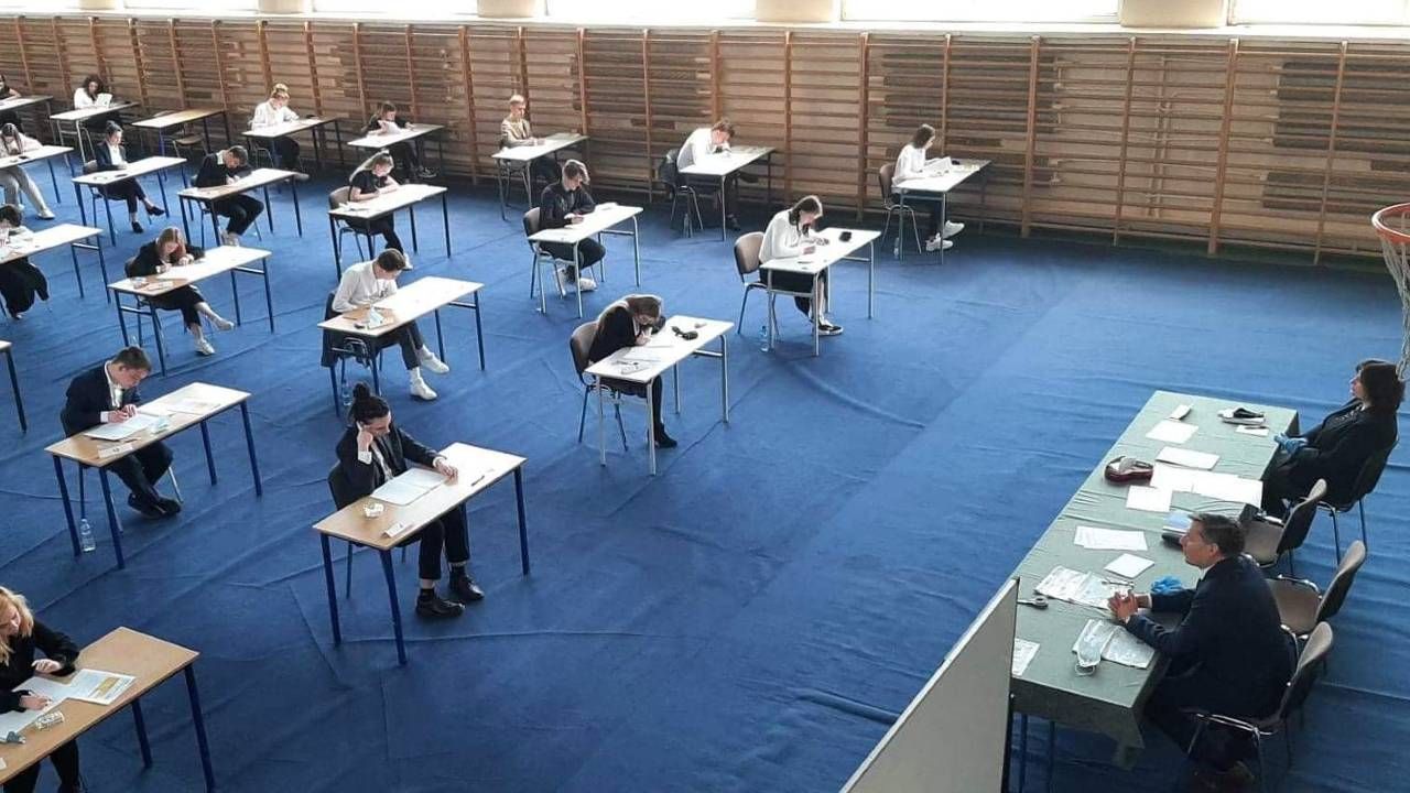 Egzamin napisze blisko 290 tysięcy tegorocznych absolwentów (fot. Samorzad.gov.pl)