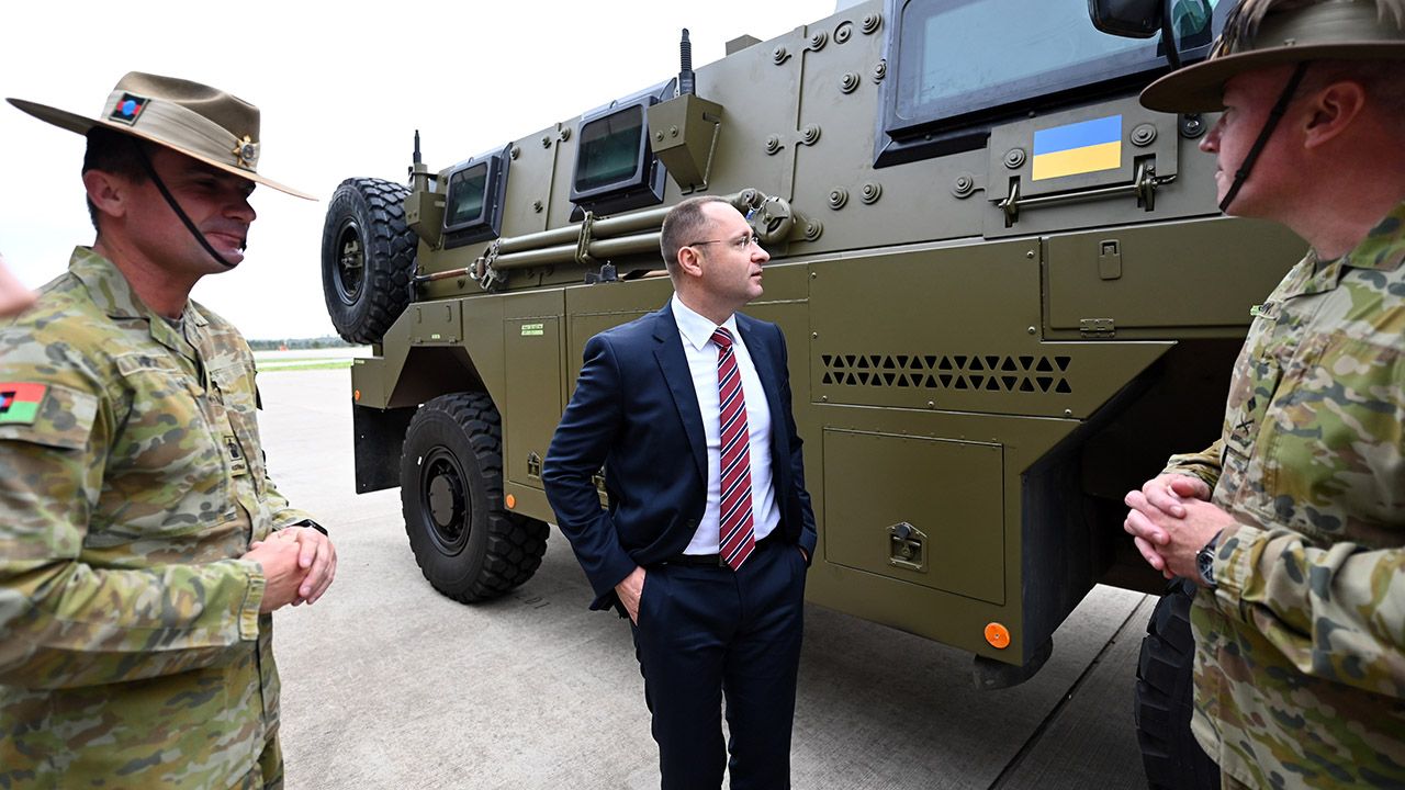 Australia. Pierwsze transportery Bushmaster wysłane na Ukrainę. Minister  obrony porównuje Putina do Hitlera - tvp.info