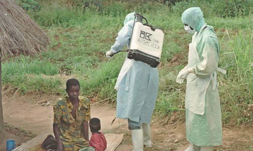 Ochotniczki z Czerwonego Krzyża podczas epidemii Eboli w grudniu 2000 w Ugandzie. Fot. Tyler Hicks/Getty Images