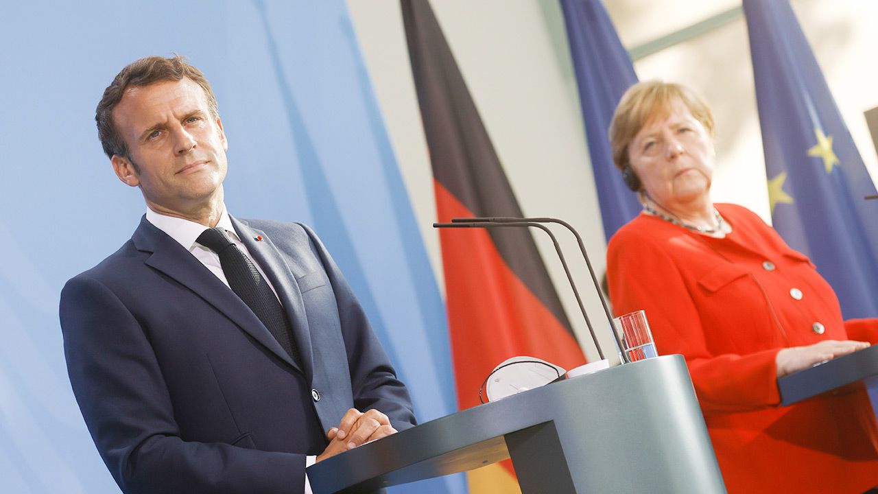 Francja i Niemcy zasugerowały ściślejszą współpracę Unii Europejskiej z Rosją  (fot. PAP/EPA/AXEL SCHMIDT / POOL)
