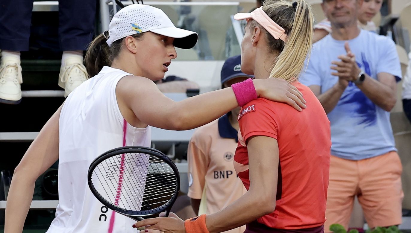 Lesia Tsurenko (R) of Ukraine is consoled at the net by Iga Świątek (L) of Poland as she withdraws from their Women’s Singles 4th round match during the French Open Grand Slam tennis tournament due to feeling unwell. Photo: PAP/EPA/CHRISTOPHE PETIT TESSON