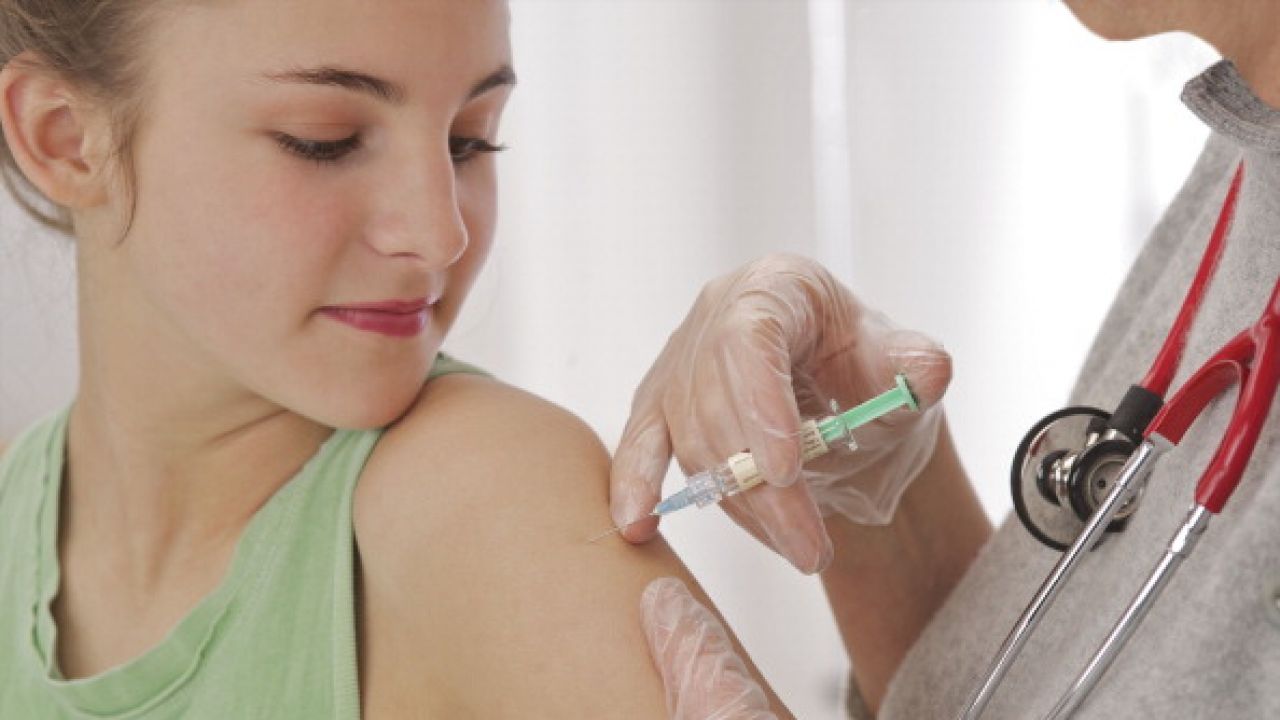 Służby sanitarne robią, co mogą, by przekonać rodziców do szczepień (fot. Media for Medical/UIG via Getty Images)