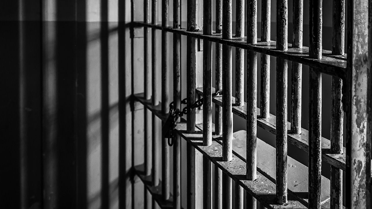 Kompanami Kosteckiego w celi było dwóch złodziei recydywistów (fot. Shutterstock/Dan Henson)