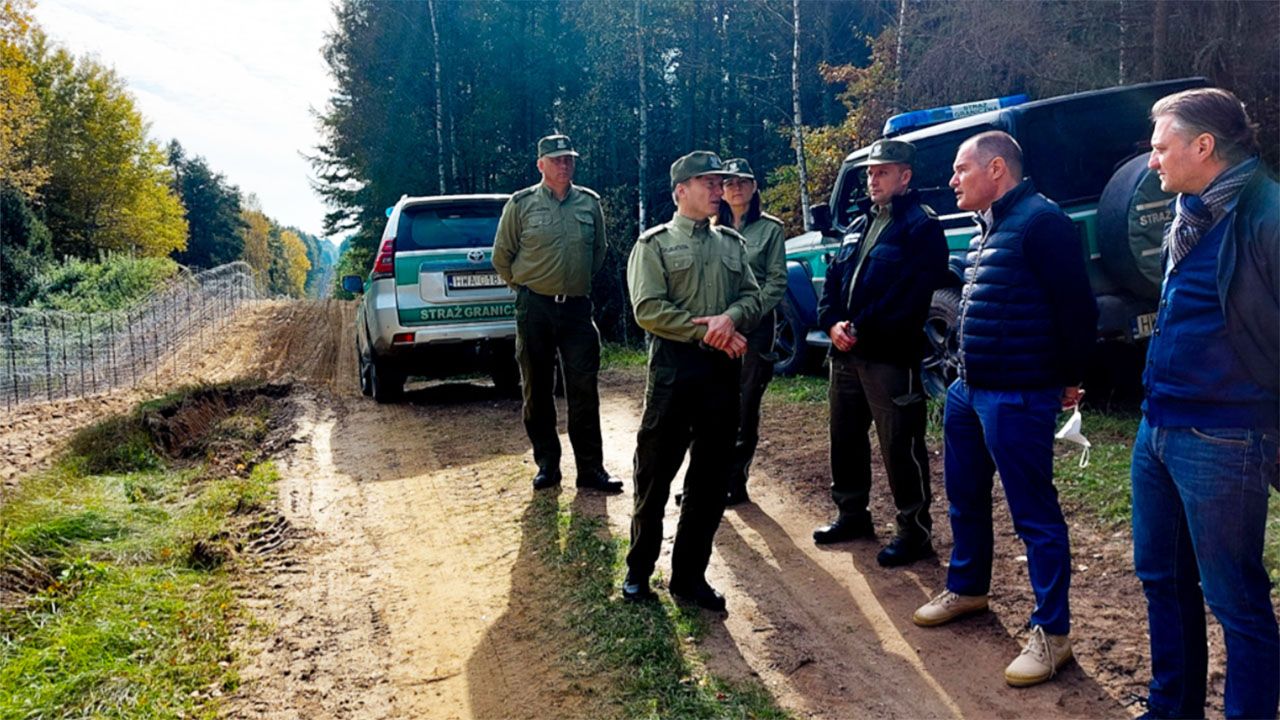 Fabrice Leggeri (w środku po prawej) podczas wizyty na granicy polsko-białoruskiej (fot. Straż Graniczna)