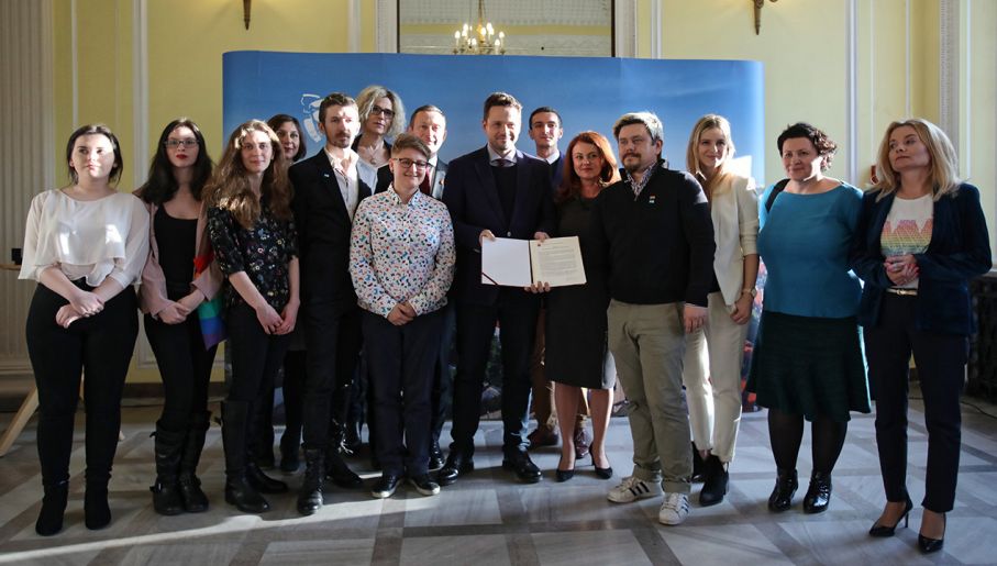 Prezydent Warszawy Rafał Trzaskowski po podpisaniu w warszawskim Ratuszu deklaracji na rzecz społeczności LGBT+ w Warszawie (fot. arch. PAP/Leszek Szymański)