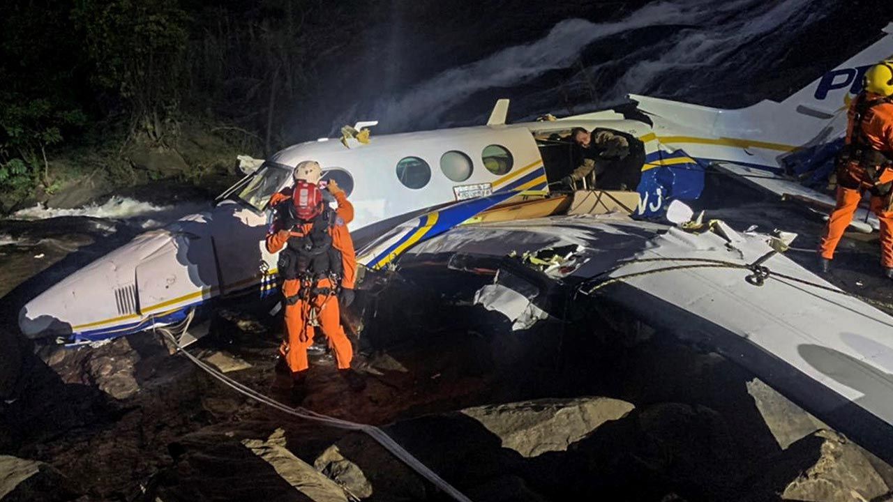 W katastrofie wraz z piosenkarką zginęli jej menedżer i pomocnik, a także dwóch pilotów (fot. PAP/EPA/MINAS GERAIS FIRE DEPARTMENT)