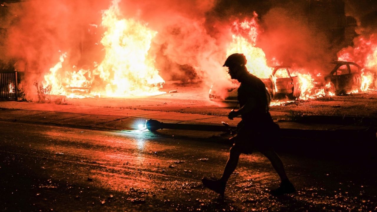 W mediach społecznościowych pojawiają się nagrania pokazujące skalę zniszczeń jakich dokonali demonstranci (fot. PAP/EPA/TANNEN MAURY)