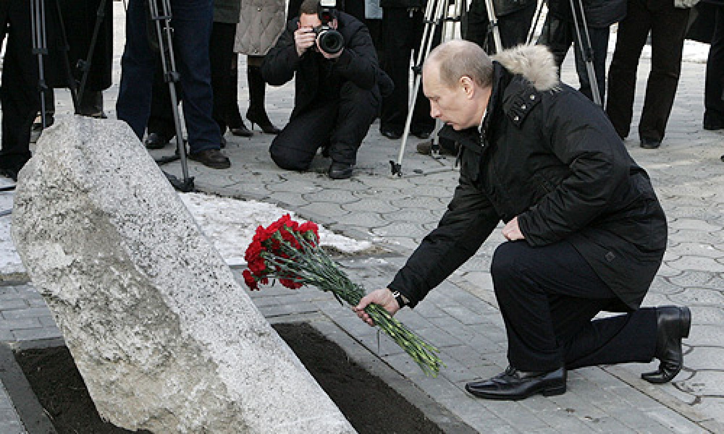 W 2008 roku w miejscu tragedii złożył wiązankę róż prezydent Władimir Putin. Fot. Wikimedia/Автор: Kremlin.ru, CC BY 4.0