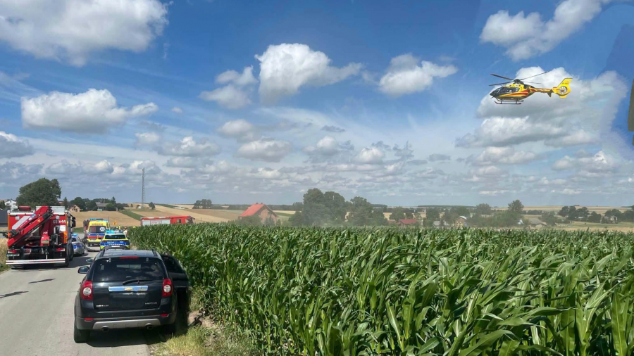 Poważny wypadek w Dobrakowie. Jedna osoba zakleszczona w aucie, na miejsce przyleciał śmigłowiec LPR