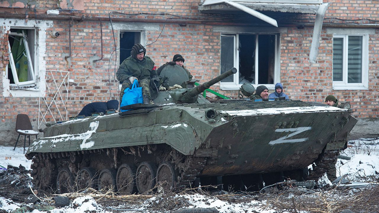 Rosyjscy żołnierze kradną zboże na Ukrainie (fot. Stringer/Anadolu Agency via Getty Images)