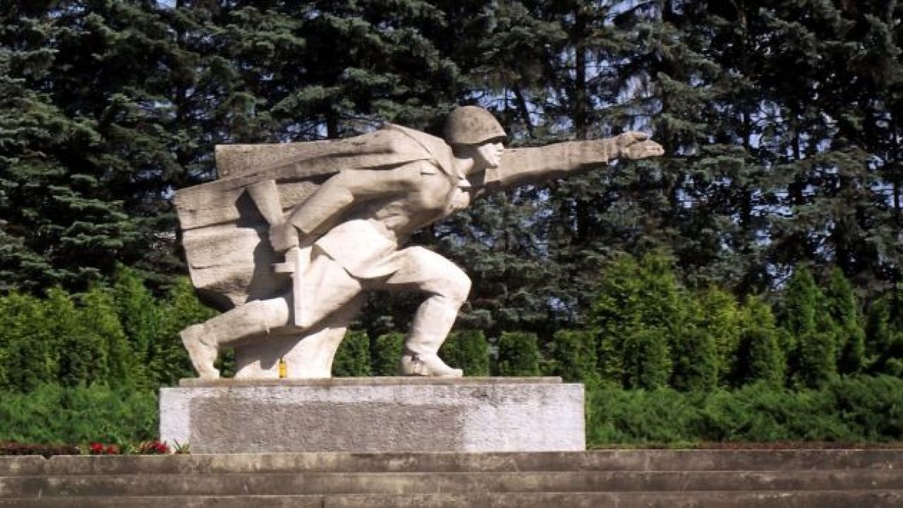 Cmentarz Żołnierzy Radzieckich w Bielsku-Białej (fot. wikipedia.org/ Gaj777)