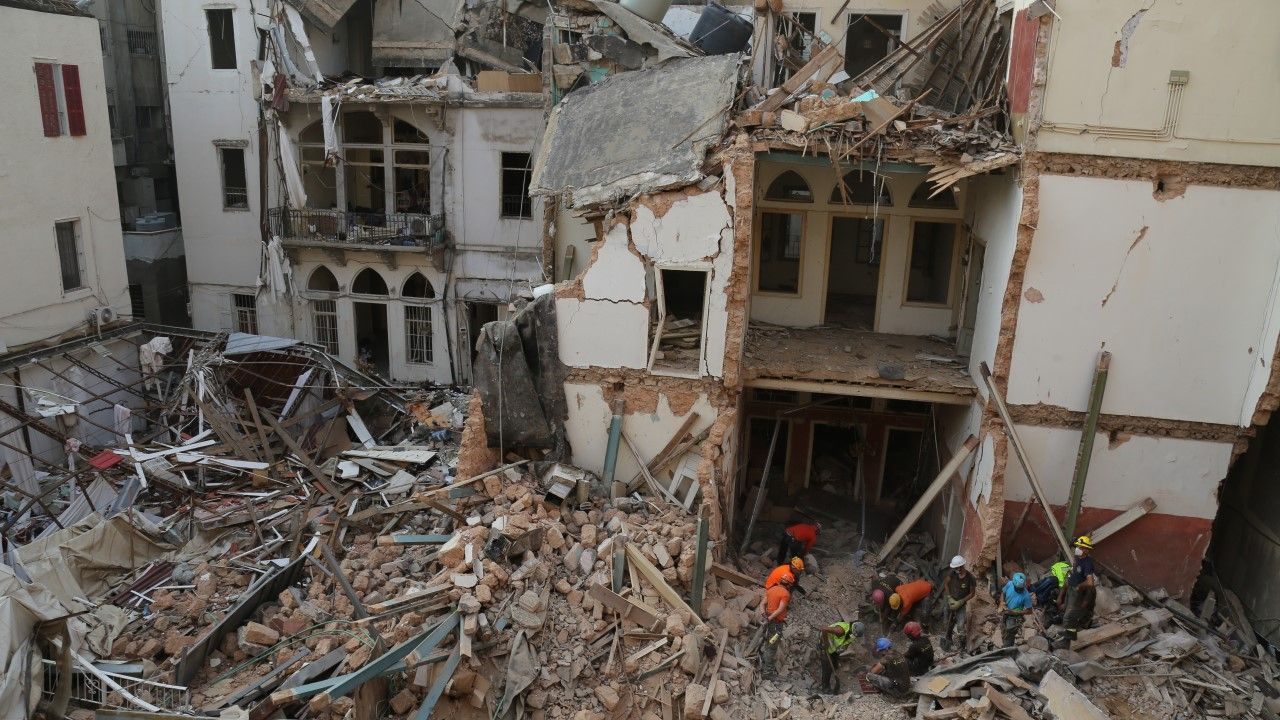 Libańskie służby ratownicze nie odnalazły nikogo pod gruzami zniszczonego w wyniku eksplozji 4 sierpnia budynku w Bejrucie(fot. PAP/EPA/NABIL MOUNZER)