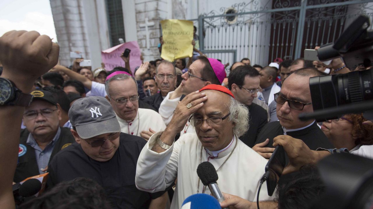 Arcybiskup Managui kard. Leopoldo Brenes (C) wygłasza oświadczenie po tym, jak został pobity 9 lipca (fot. arch. EPA/EPA/JORGE TORRES)