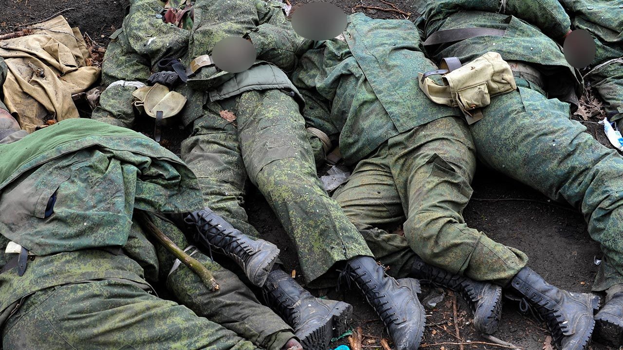 Rosjanie ukrywają zabitych przez Ukraińców żołnierzy (fot. Salvatore Cavalli/SOPA Images/LightRocket via Getty Images)