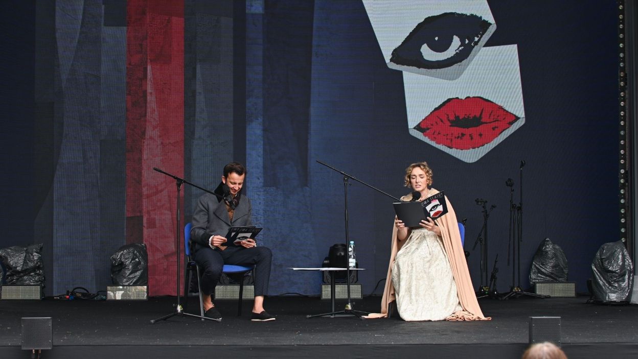 W trakcie festiwalu Lidia Sadowa i Modest Ruciński zaprezentowali publiczności fragmenty bajek Aleksandra Fredry (fot. Natasza Młudzik/TVP)