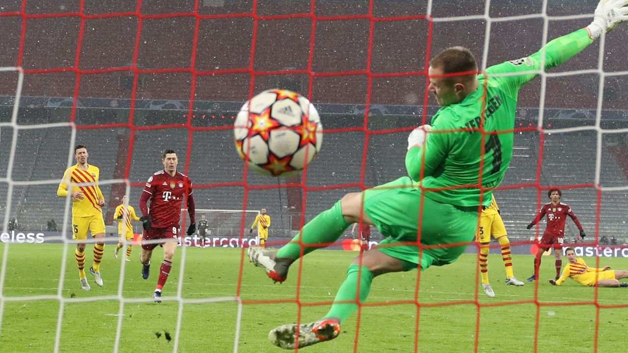 Robert Lewandowski gola nie strzelił, ale popisał się piękną asystą (fot. Getty Images)