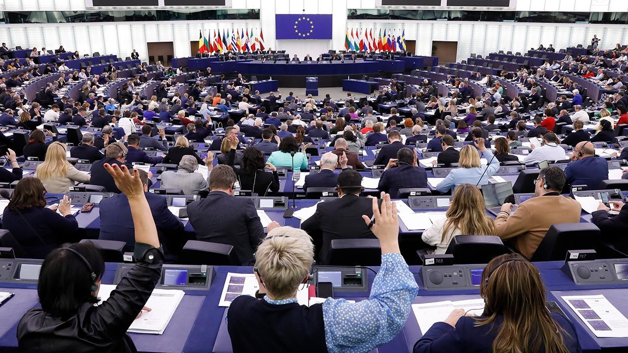 Parlament Europejski wezwał KE, by nie aprobowała KPO Polski i Węgier (fot. PAP/EPA/JULIEN WARNAND =)