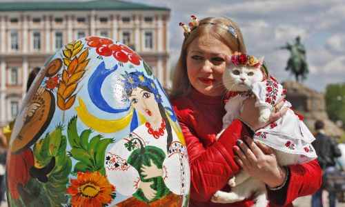 Они имеют символическое значение и не употребляются в пищу. Украинский фестиваль пасхальных яиц в 2016 году. Фото PAP/Abaca – Vladimir Shtanko/Anadolu Agency