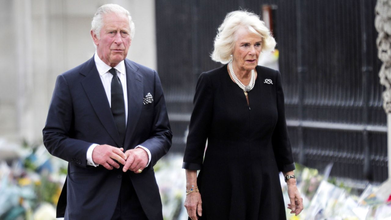 Król Karol III i królowa Camilla (fot. PAP/EPA/OLIVIER HOSLET)