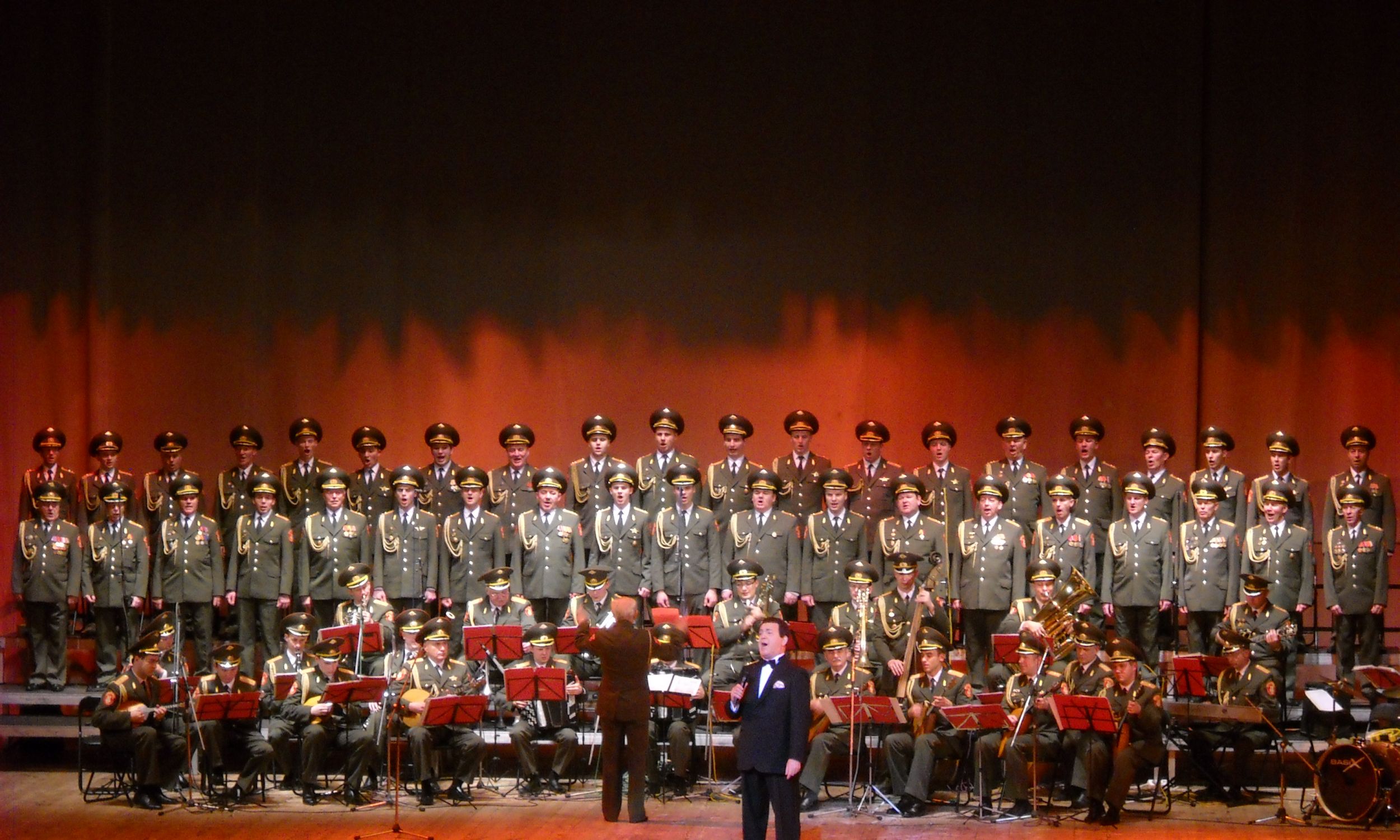 Z Chórem Aleksandrowa podczas koncertu w Warszawie w 2009 roku. Fot. Wikimedia/Loraine