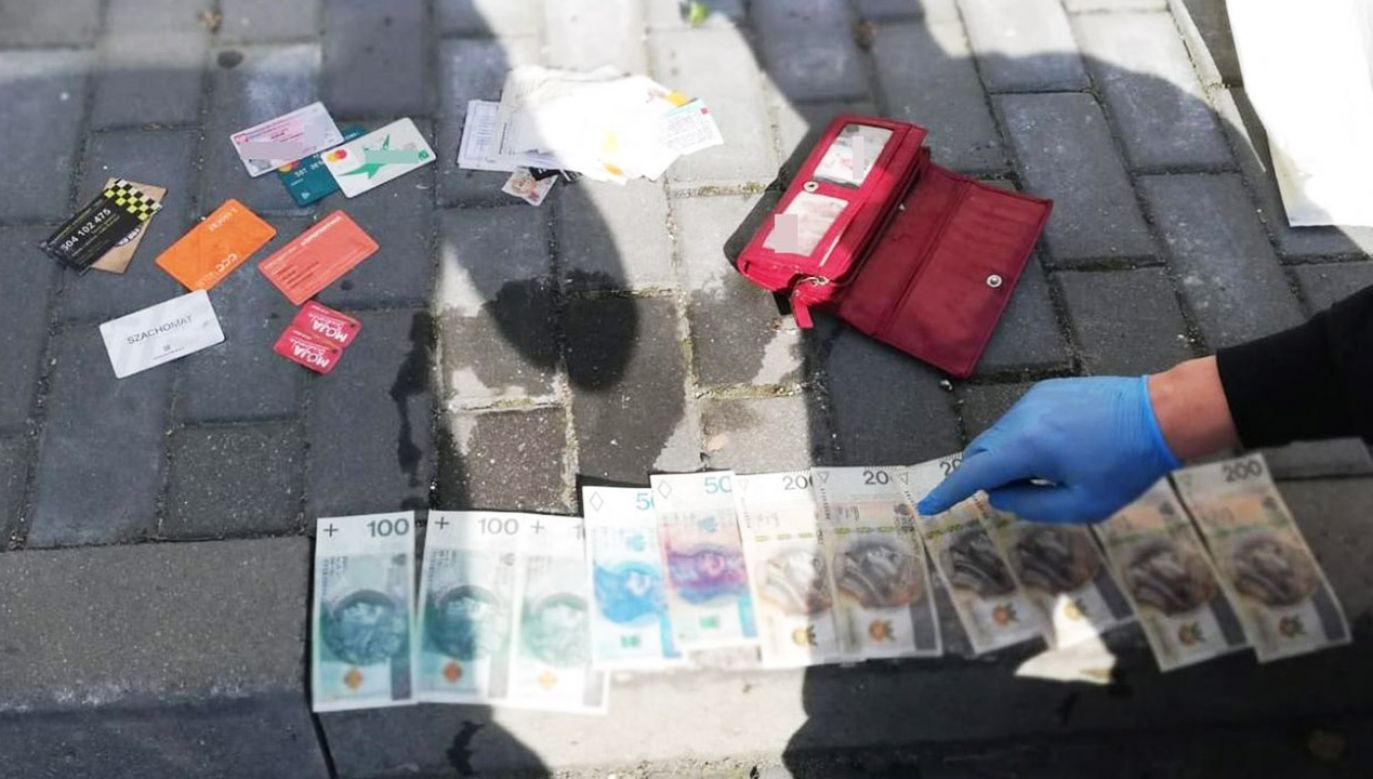 Większość pieniędzy wraz z dokumentami wyrzucił do kosza na śmieci (fot. KMP Opole)