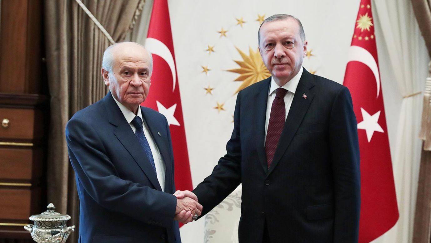 Od lewej: Devlet Bahceli i premier Turcji Recep Tayyip Erdogan (fot.  Turkish Presidency / Murat Cetinmuhurdar / Handout/Anadolu Agency/Getty Images)