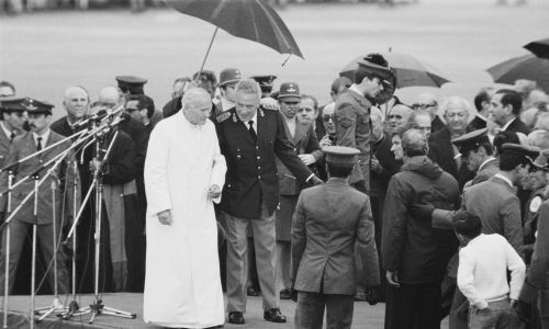 Jan Paweł II z prezydentem generałem Leopoldem Fortunatem Galtieirim. Papież złożył  wizytę w Argentynie podczas wojny o Falklandy 11-12 czerwca 1982. 10 dni wcześniej był w Wielkiej Brytanii. Fot. Michael Brennan/Getty Images