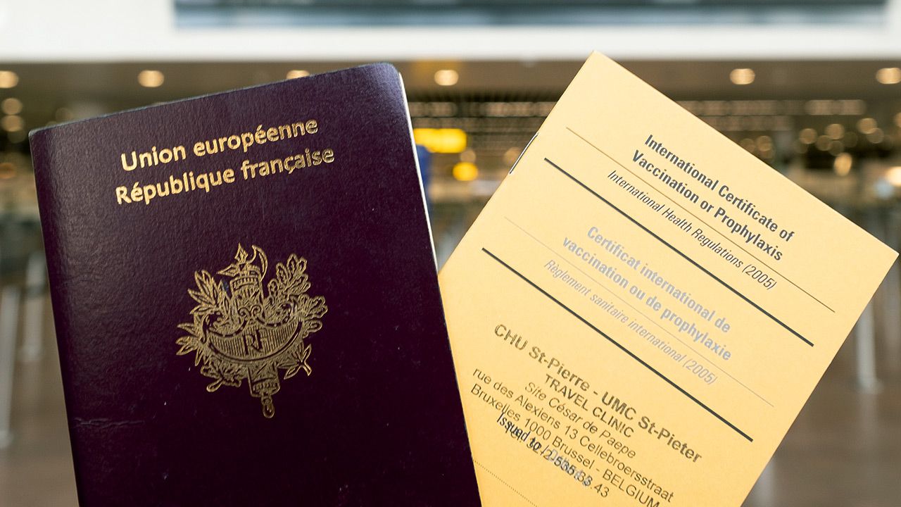 Paszporty szczepień działają już w  Izraelu, w planach ma je UE (fot. Thierry Monasse/Getty Images)