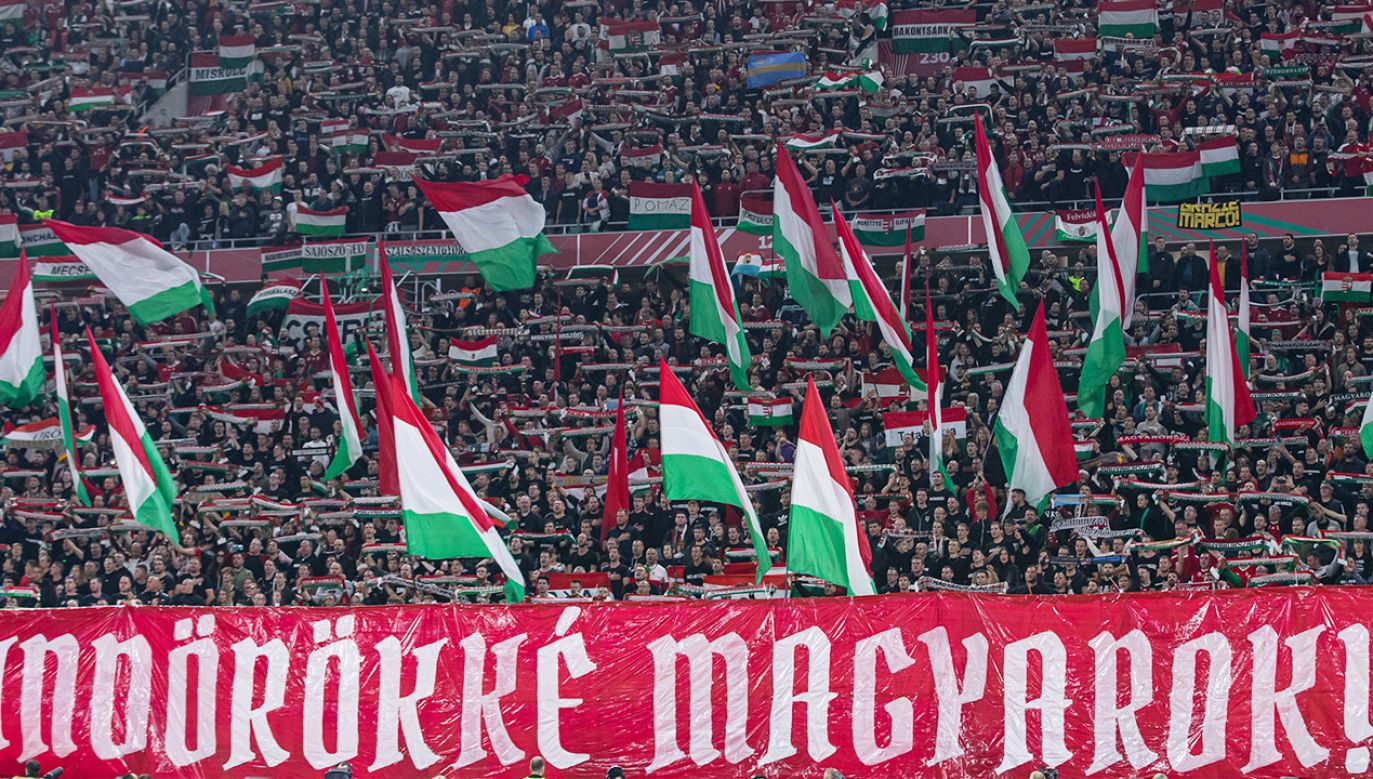 Węgierski Związek Piłki Nożnej zezwoli na eksponowanie transparentów przedstawiających historyczną mapę Węgier (fot. Getty Images)