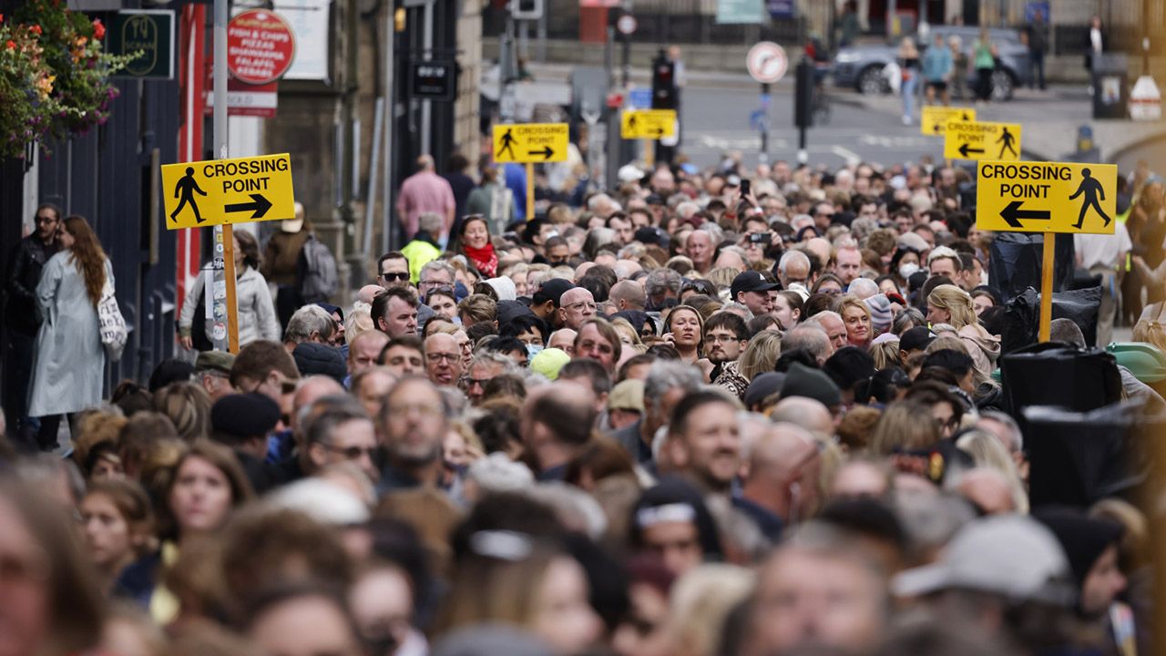Tłumy Brytyjczyków chcą pożegnać zmarłą królową (fot. PAP/EPA/TOLGA AKMEN)
