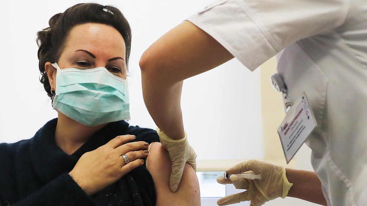 Rosjanie twierdzą, że szczepionka ma 95 proc. skuteczości (fot. Sefa Karacan/Anadolu Agency via Getty Images)