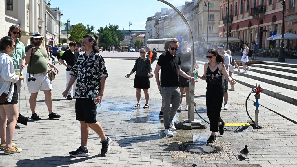 Several Polish cities set up water mist stations to help residents cool down. Photo: PAP/Radek Pietruszka