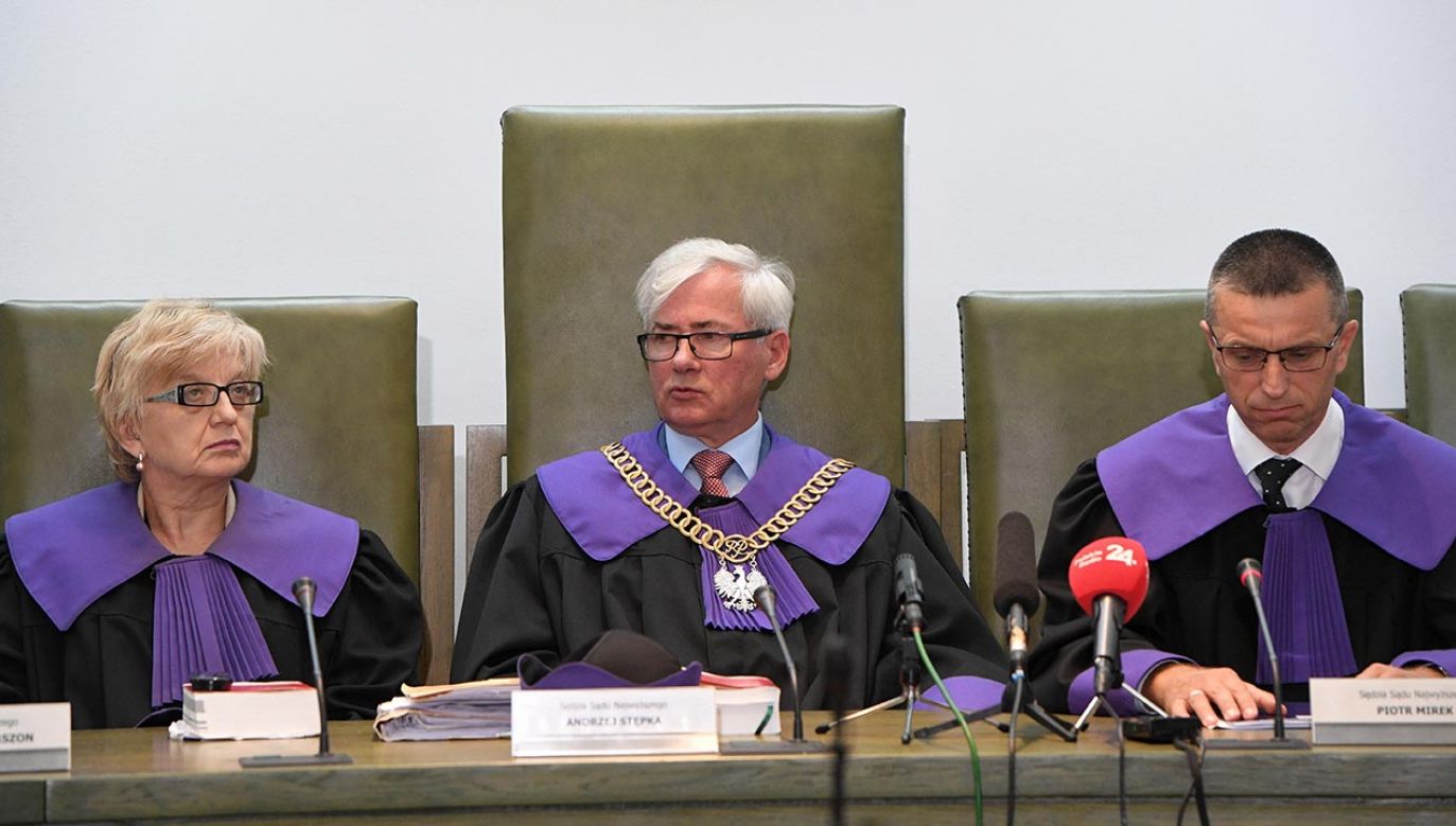 Sędziowie Sądu Najwyższego; od lewej: Małgorzata Gierszon, Andrzej Stępka i Piotr Mirek (fot. PAP/Radek Pietruszka)