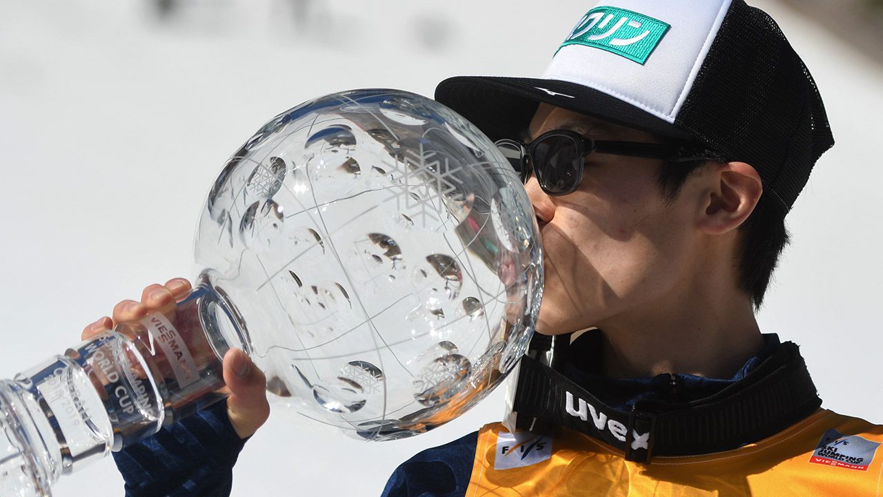 Ryoyu Kobayashi to najlepszy skoczek narciarski minionego sezonu i aktualny  lider klasyfikacji generalnej PŚ (fot. Milos Vujinovic/SOPA Images/LightRocket via Getty Images)