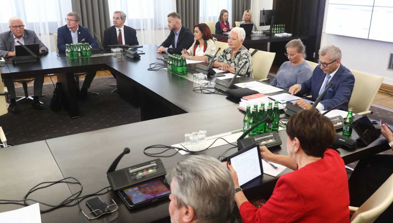 Posiedzenie senackiej Komisji Nadzwyczajnej do spraw Klimatu (fot. PAP/Tomasz Gzell)