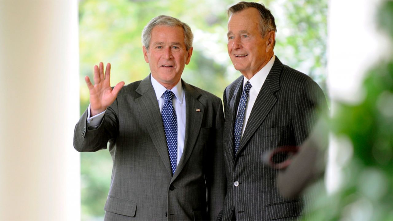 Tuż przed śmiercią George H.W. Bush rozmawiał ze swoim synem George'em W. (fot. PAP/EPA/MATTHEW CAVANAUGH)