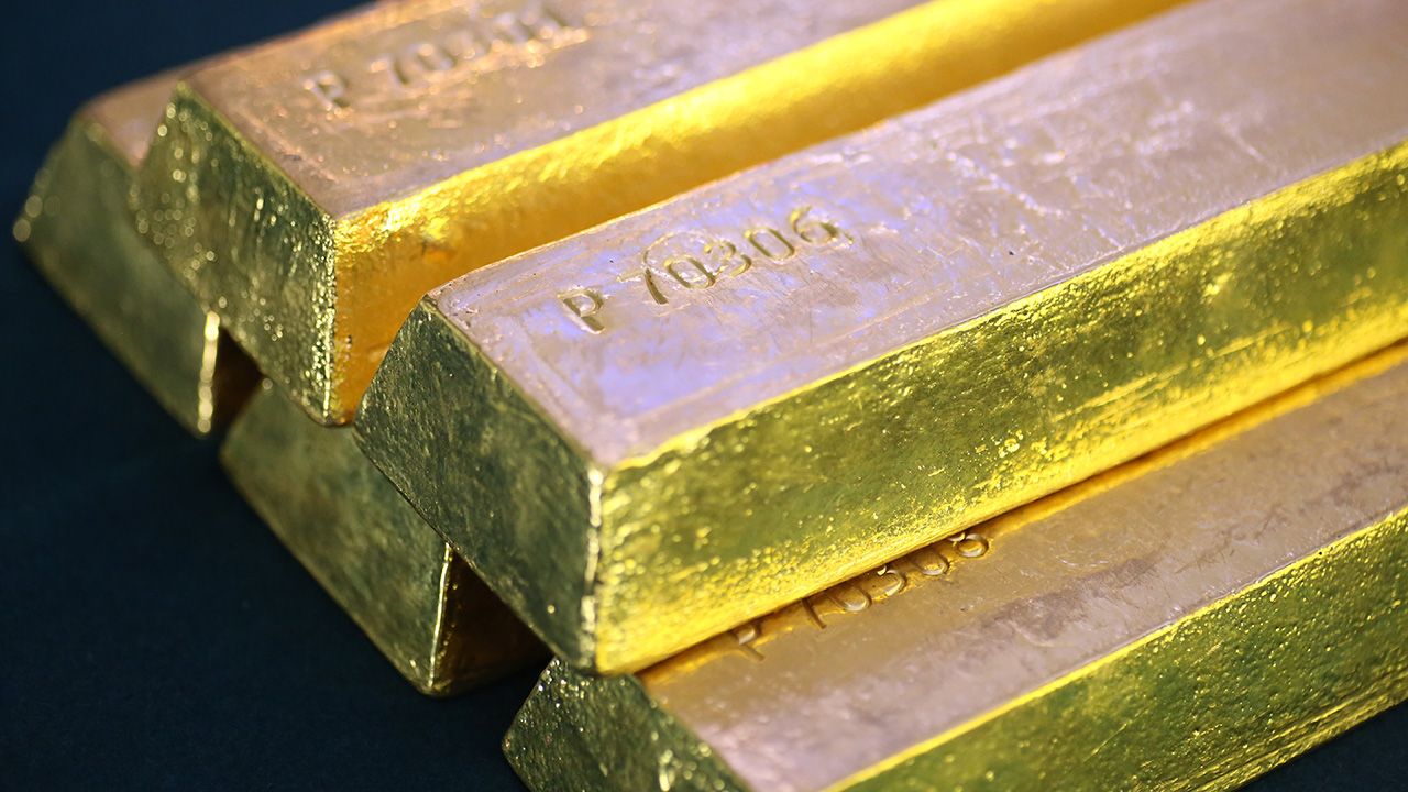 Złota jest tyle samo, ale jego wartość wzrosła o 7,4 procent (fot. arch.PAP/Leszek Szymański)