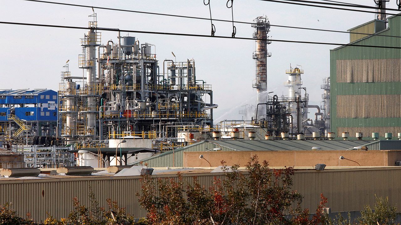 Hiszpanie boją się ataków terrorystycznych na petrochemie i cysterny z paliwem (fot. PAP/ EPA/SUSANNA SAEZ)