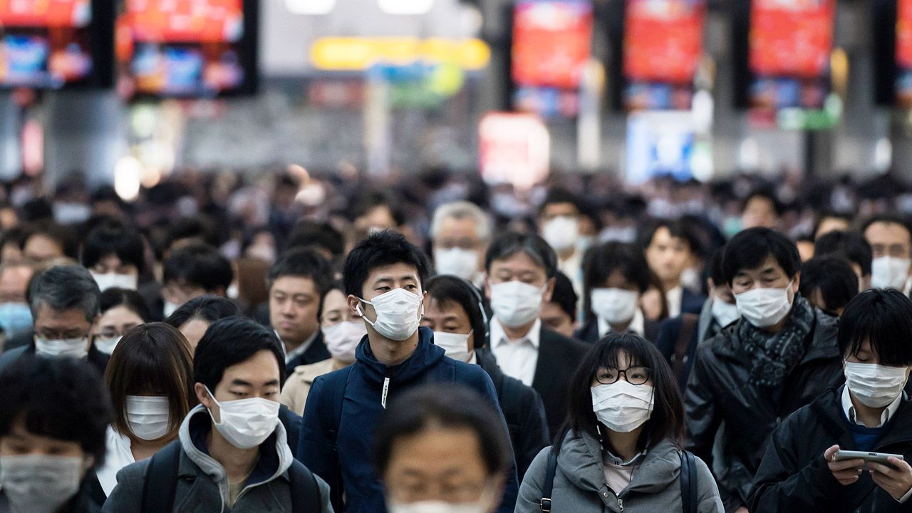 Zdaniem eksperta wiele osób będzie nadal nosić maski (fot. Tomohiro Ohsumi/Getty Images)
