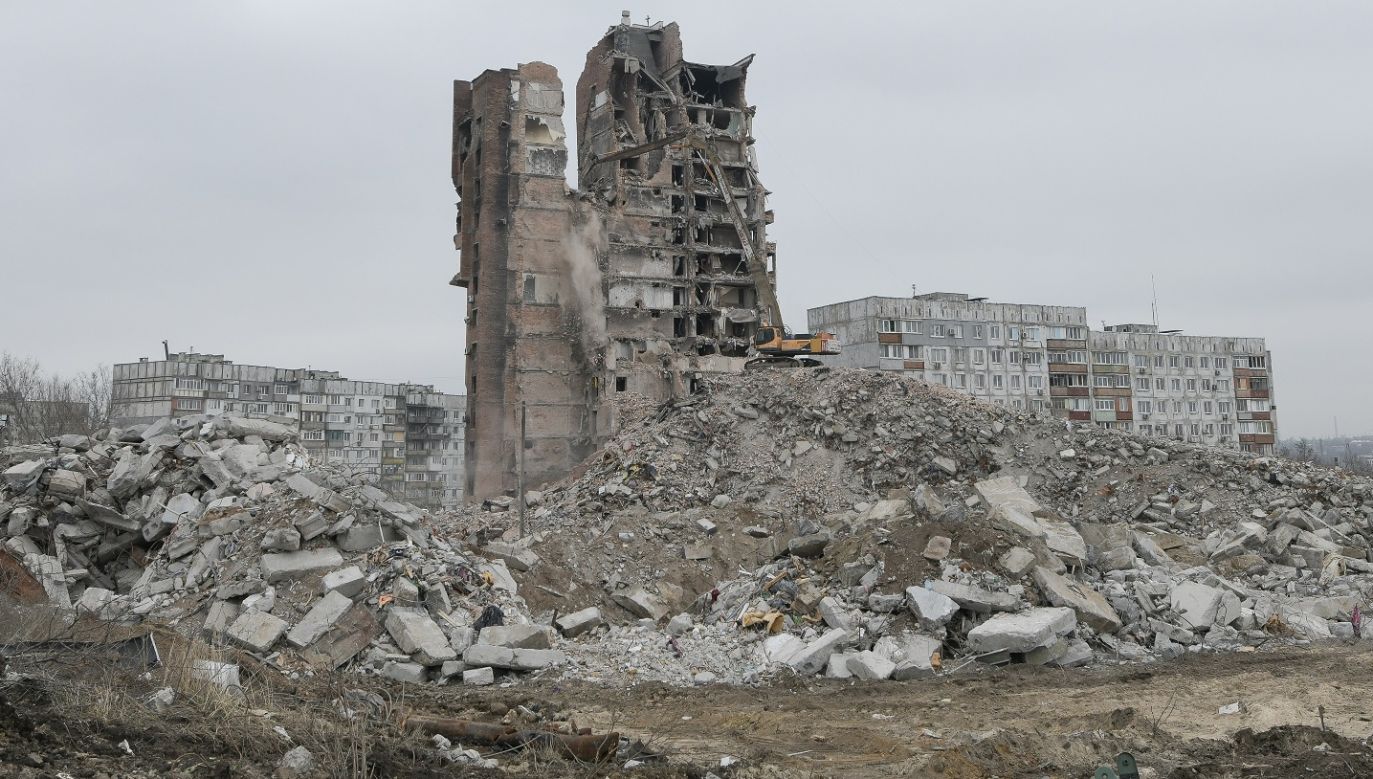 Damaged buildings are being demolished by heavy duty equipment in Russian-occupied Mariupol Russian, March 16, 2023, ahead of the visit by Russian dictator Putin on March 19. Photo: Stringer/Anadolu Agency via Getty Images