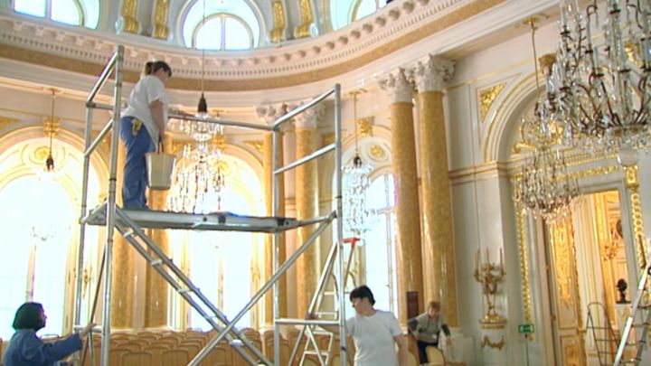 Grand Cleaning Of Royal Castle Video Polandin Com