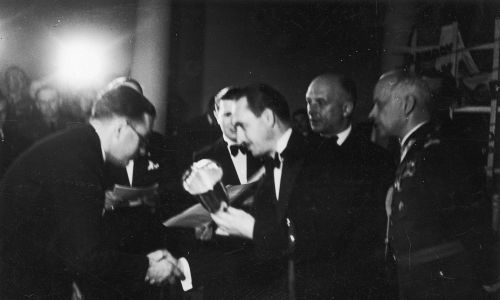 Zwycięzca w kategorii samochodów dużych startujący w aucie Chevrolet Master Sedan Tadeusz Marek (z lewej) odbiera nagrodę z rąk prezesa Automobilklubu Polski wiceministra komunikacji Juliana Piaseckiego w czerwcu 1939 roku. Fot. NAC/ IKC