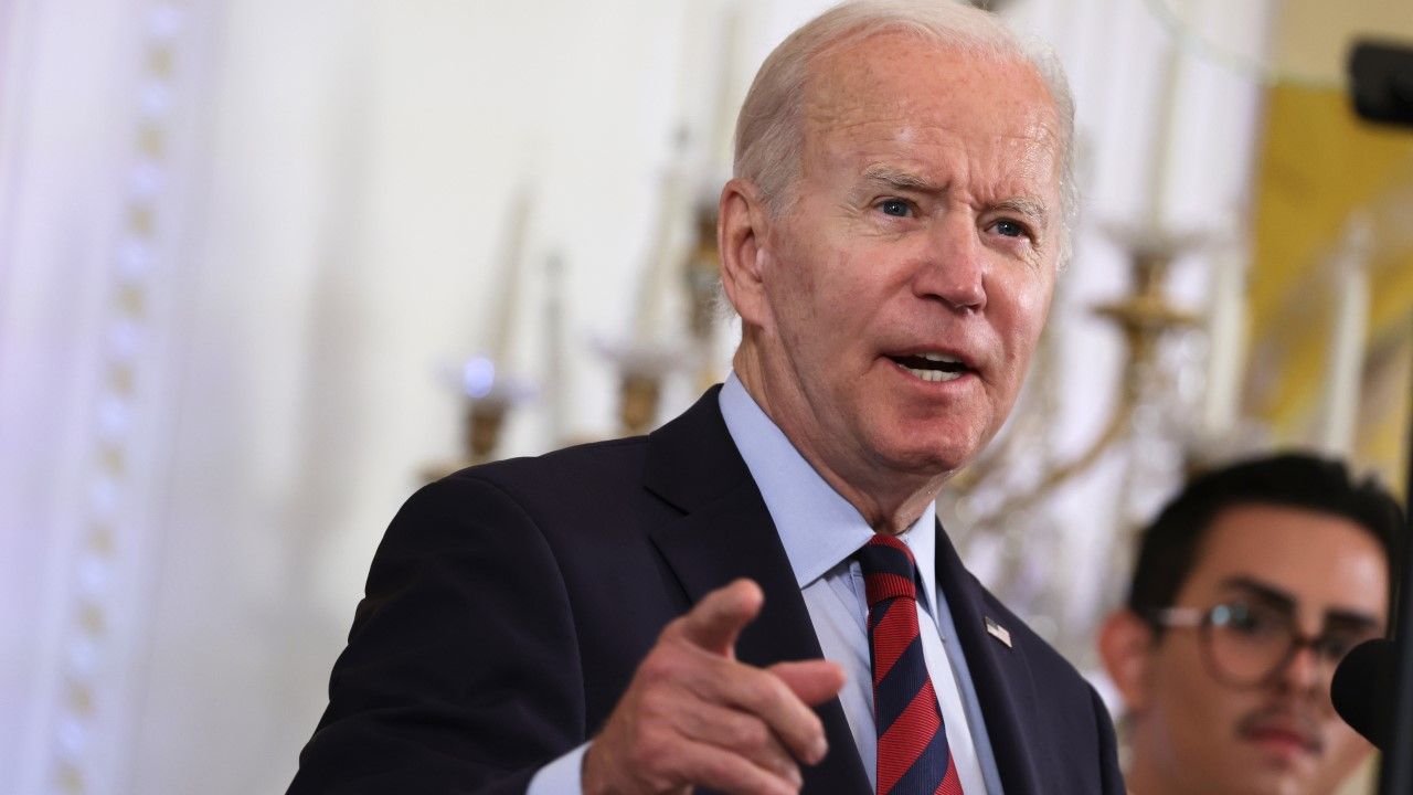 Prezydent USA Joe Biden chce by koncerny naftowe wyjaśniły swoje postępowanie (fot. Alex Wong/Getty Images)