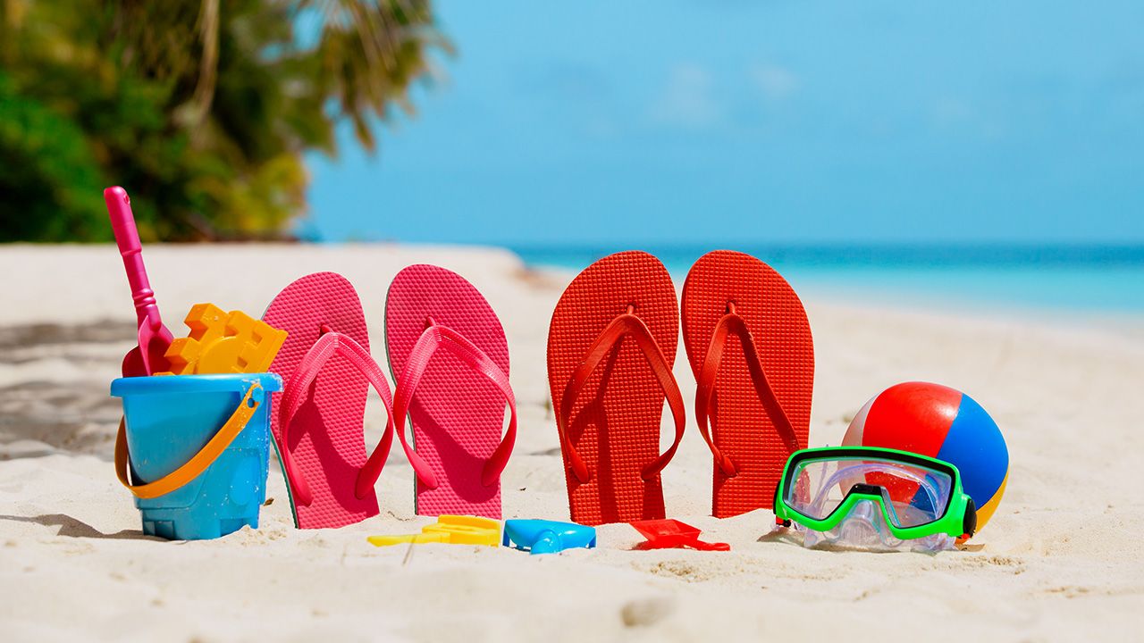 Polacy coraz częściej wyjeżdżają na zagraniczne wakacje (fot. Shutterstock/NadyaEugene)