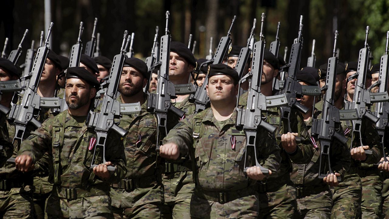 Żołnierze trafili na Łotwę (fot. PAP/EPA/VALDA KALNINA)